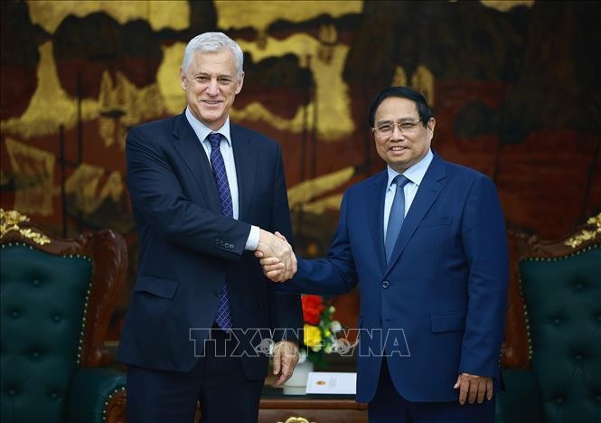 El primer ministro de Vietnam, Pham Minh Chinh (derecha) recibe a Bill Winters, director general de Standard Chartered (Fuente: VNA)