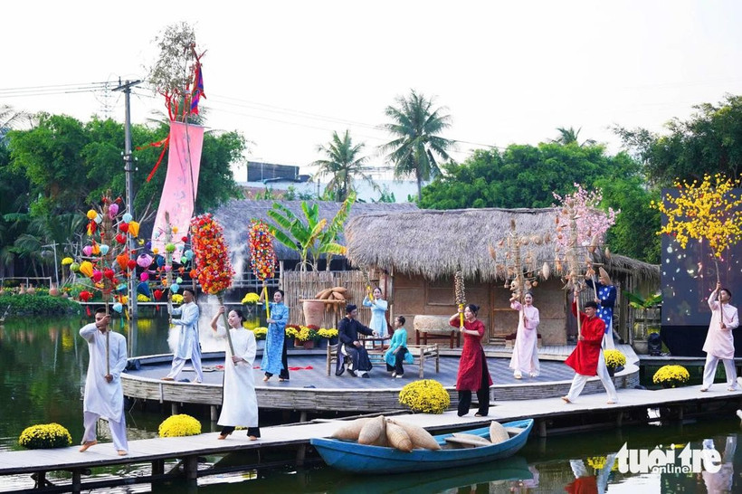 El espacio de actuación recrea escenas del Tet del pasado - Foto: tuoitre.vn