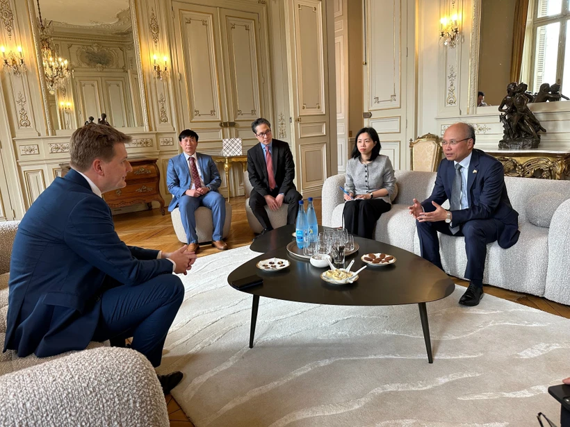 En el encuentro entre el prefecto de Hérault, François-Xavier Lauch, y el embajador de Vietnam en Francia, Dinh Toan Thang (Fuente: VNA)