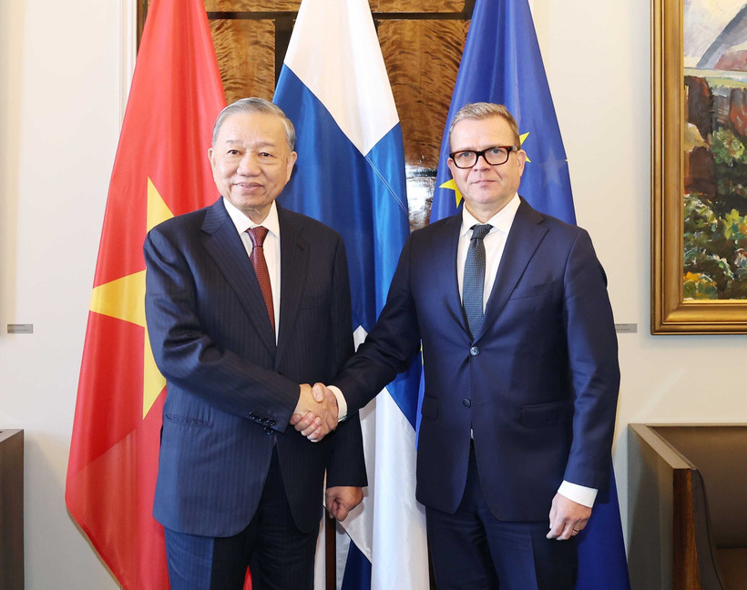 El secretario general del Partido Comunista de Vietnam, To Lam, y el primer ministro de Finlandia, Petteri Orpo (Fuente: VNA)