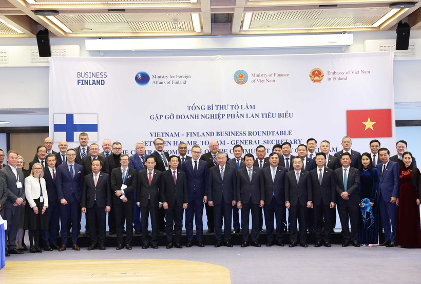 El Secretario General To Lam se reunió con algunas empresas finlandesas en Helsinki, el 21 de octubre de 2025. Foto: VNA