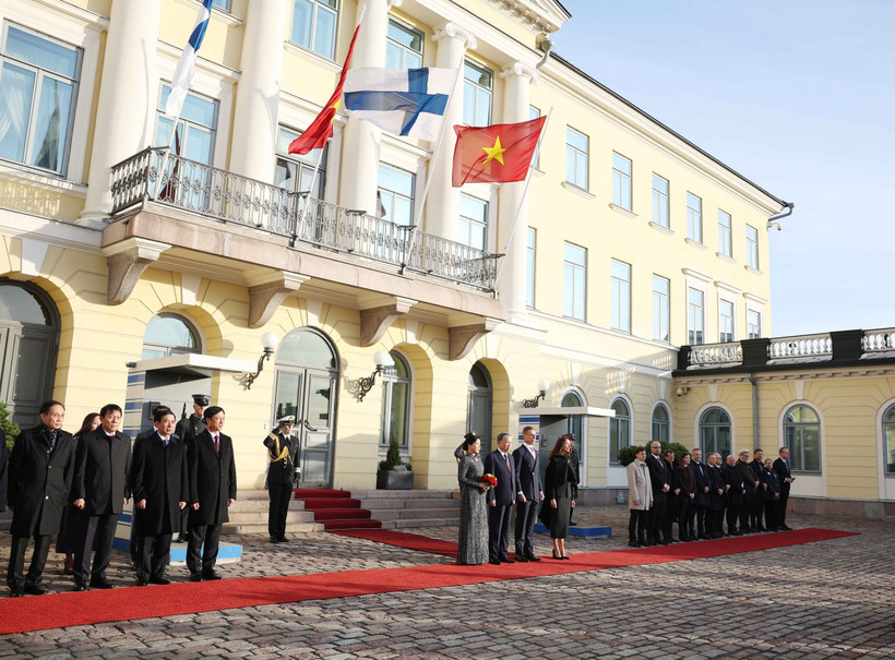 El presidente de Finlandia, Alexander Stubb, y su esposa ofrecen la ceremonia oficial de bienvenida al secretario general To Lam. Foto: VNA