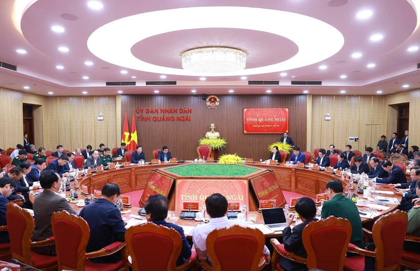 El primer ministro de Vietnam, Pham Minh Chinh, sosteiene una reunión con las autoridades de Quang Ngai para evaluar la situación del desarrollo socioeconómico local (Fuente: VNA)