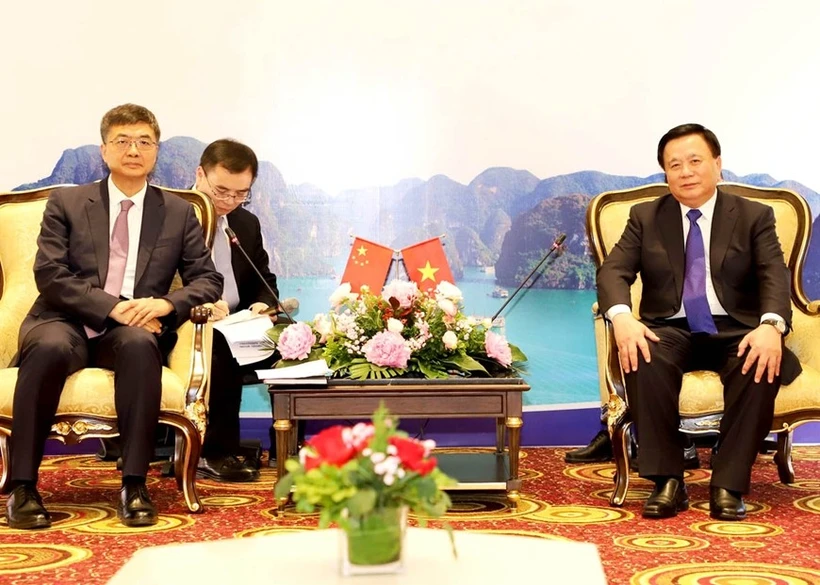 El director de la Academia Nacional de Política Ho Chi Minh y presidente del Consejo Teórico Central, Nguyen Xuan Thang, se reúne con Chen Gang, secretario del Comité del Partido Comunista de China (PCCh) de la región autónoma Zhuang de Guangxi (Fuente: Periódico Ha Giang)