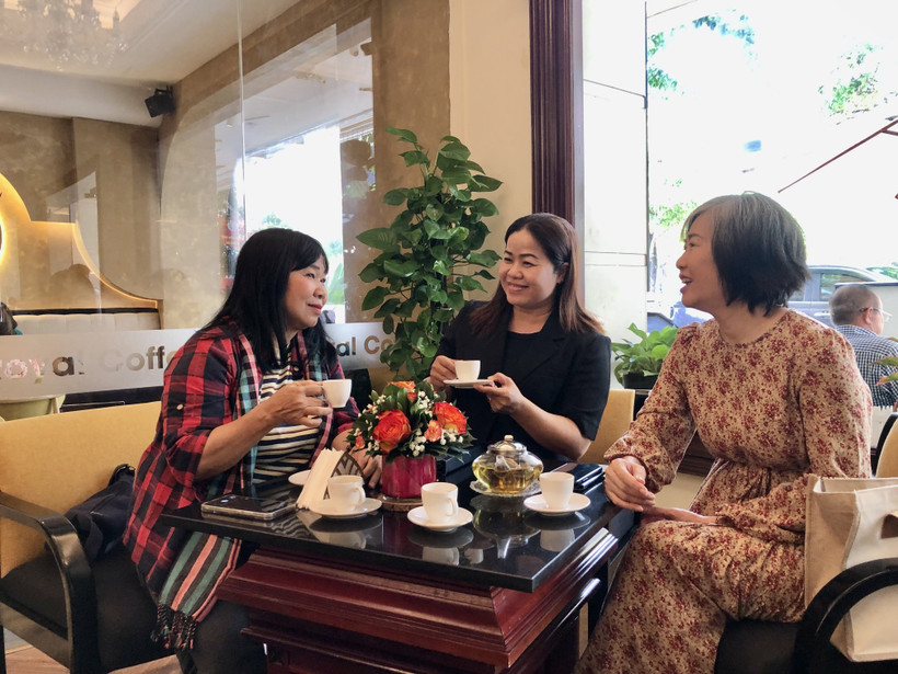Los turistas disfrutan del té. El té vietnamita está difundiendo cada vez más su sabor e identidad cultural (Fuente: VNA)