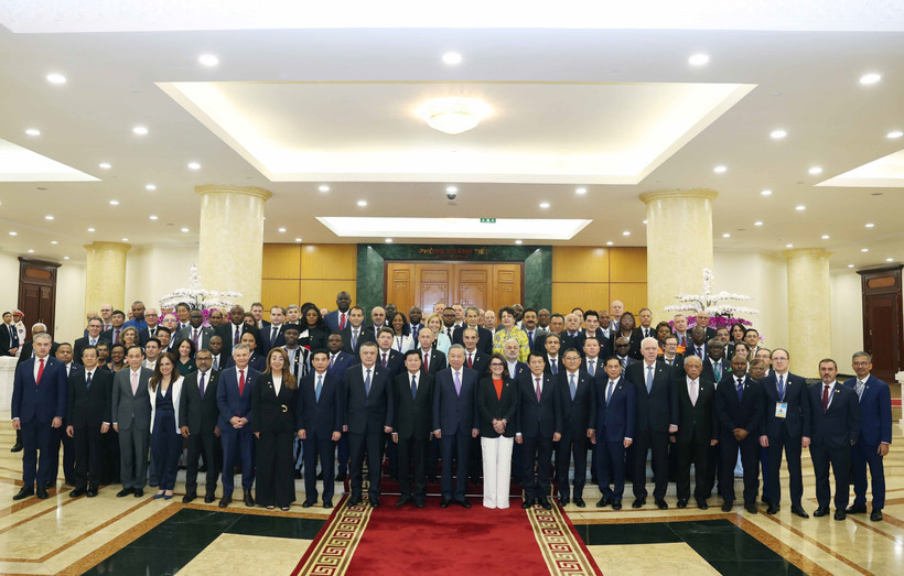 El secretario general del Partido Comunista de Vietnam, To Lam, posa una foto con los jefes de delegación (Fuente: VNA)
