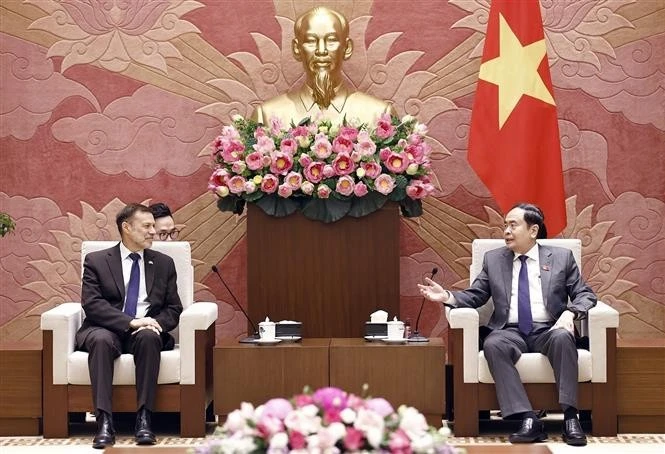 el presidente de la Asamblea Nacional de Vietnam, Tran Thanh Man (derecha) recibe al embajador australiano, Andrew Goledzinowski (Fuente: VNA)