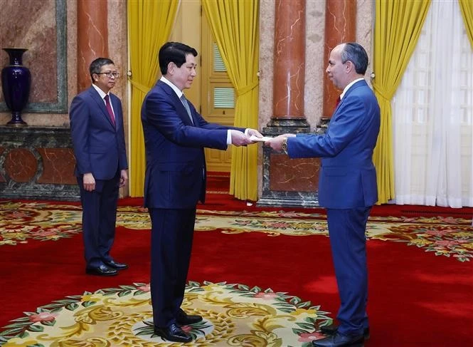 El presidente de Vietnam, Luong Cuong (izquierda) recibe al embajador cubano en Hanoi, Rogelio Polanco Fuentes (Fuente: VNA)