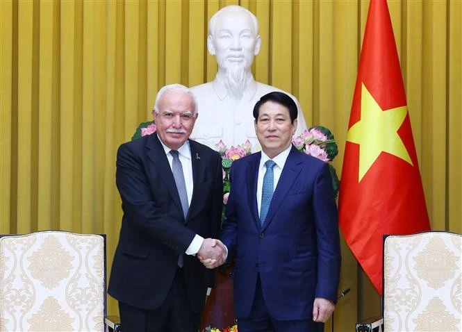 El presidente de Vietnam, Luong Cuong (derecha) recibe a Riad Malki, enviado especial del presidente del Estado de Palestina (Fuente: VNA)