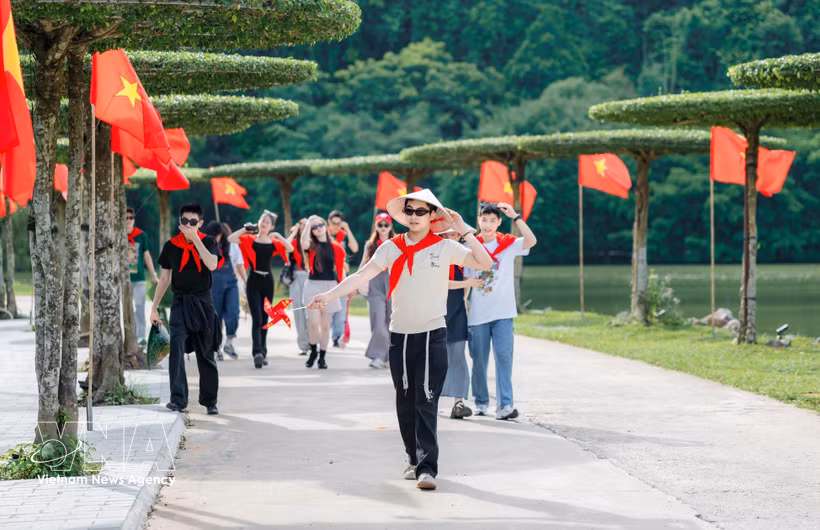 Los turistas visitan el área de ecoturismo de Thung Nham, barrio de Nam Hoa Lu, provincia de Ninh Binh. Foto de : VNA