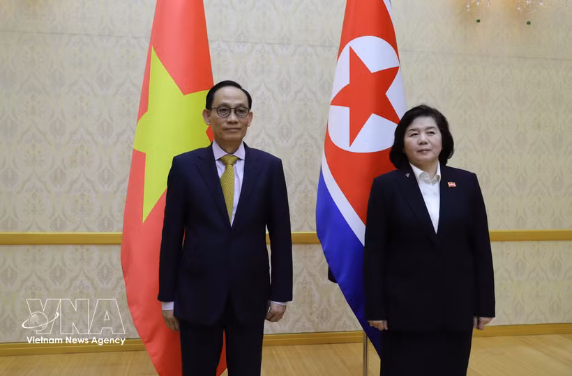 El enviado especial del secretario general del Partido Comunista de Vietnam (PCV) y presidente de la República, To Lam, el ministro de Relaciones Exteriores, Le Hoai Trung, y la canciller del país anfitrión, Choe Son Hui (Fuente: VNA)