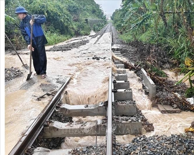 Debido a las fuertes lluvias en la región del Centro-Sur, la Corporación de Ferrocarriles de Vietnam anunció la suspensión de varios trenes de pasajeros y de carga (Fuente: VNA)