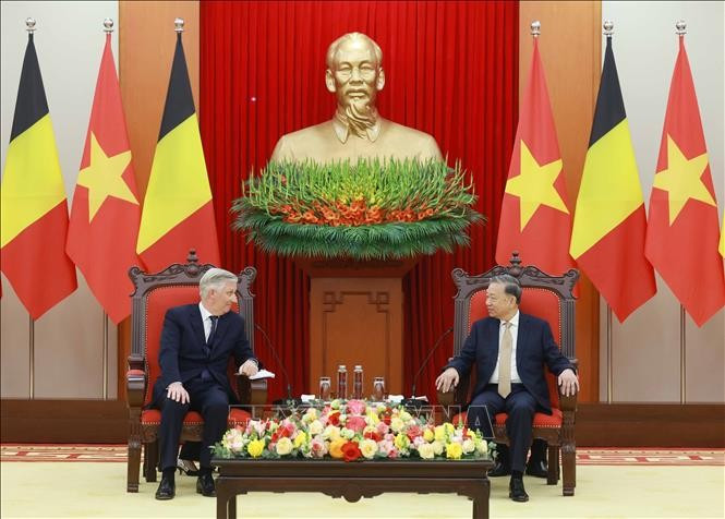 El secretario general del Partido Comunista de Vietnam (PCV), To Lam (derecha) se reúne con el Rey de Bélgica, Felipe (Fuente: VNA)