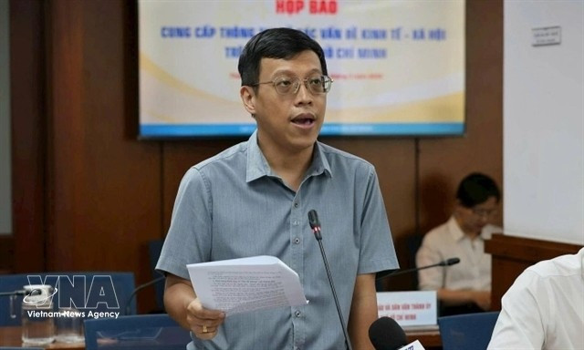 Nguyen Hoang Anh, subdirector de la División de Política General del Departamento de Finanzas municipal, interviene en la rueda de prensa. (Foto: VNA)