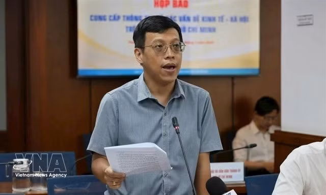 Nguyen Hoang Anh, subdirector de la División de Política General del Departamento de Finanzas municipal, interviene en la rueda de prensa. (Foto: VNA)