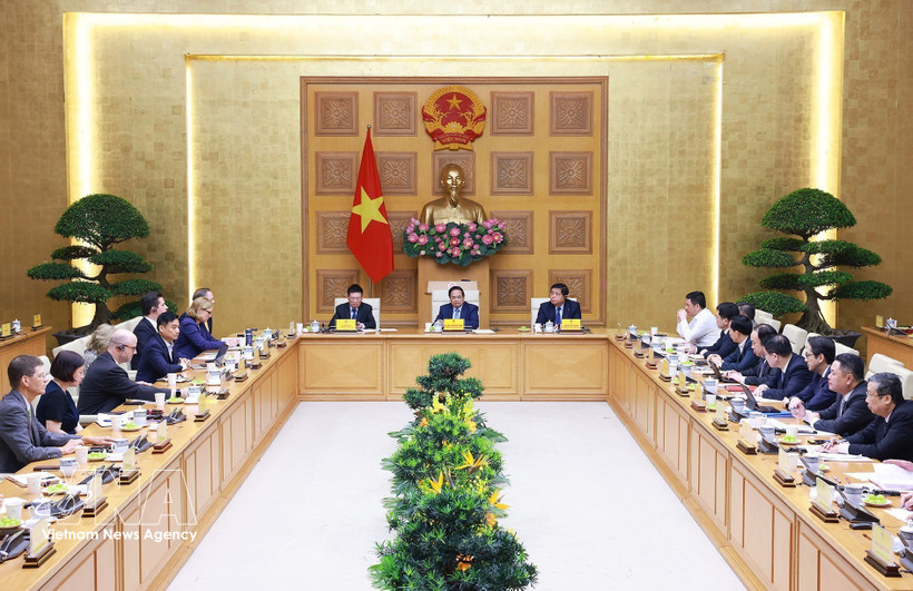 El primer ministro Pham Minh Chinh se reunió con representantes de empresas estadounidenses que invierten y operan en Vietnam. Foto: VNA.
