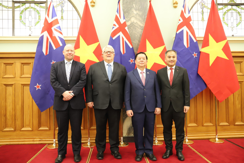 El presidente del Parlamento neozelandés, Gerry Brownlee (segundo de izquierda) y el jefe de la Comisión Central de Propaganda y Movilización de Masas, Nguyen Trong Nghia (segundo de derecha) en la cita (Fuente: VNA)
