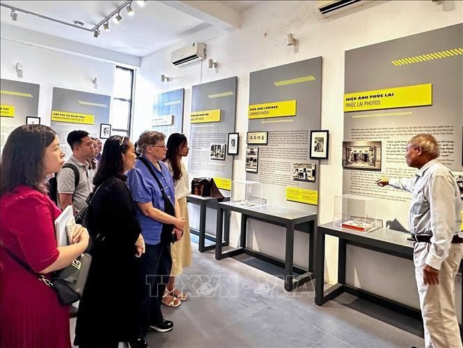 El grupo de trabajo visita el Museo de Fotografía Lai Xa, en la comuna de Hoai Duc, Hanoi. Foto: VNA