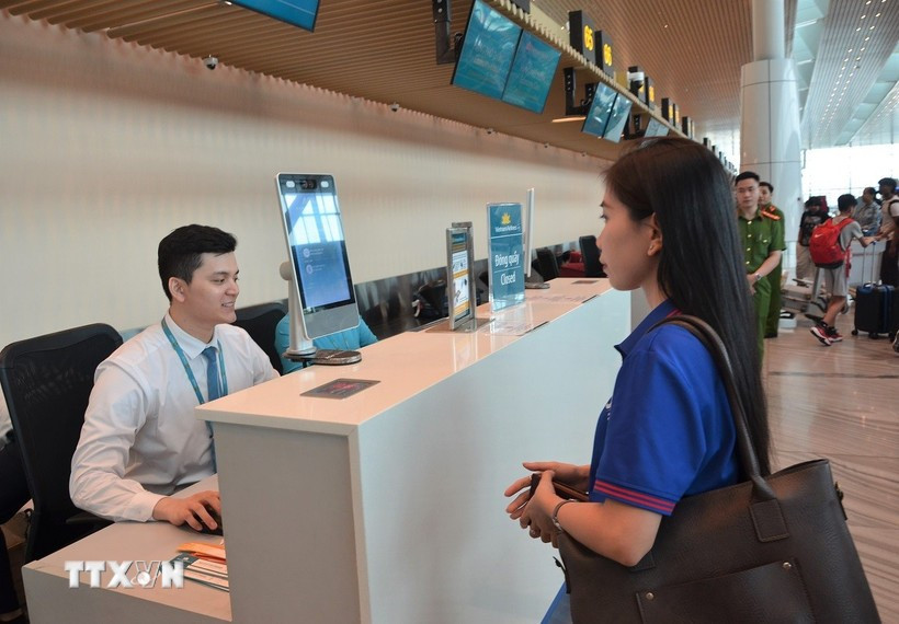 Las soluciones aplicadas de identificación, verificación electrónica y tecnología biométrica están contribuyendo a reducir trámites y mejorar la experiencia de los pasajeros en los aeropuertos (Fuente: VNA)