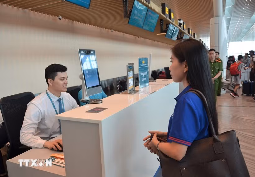 Las soluciones aplicadas de identificación, verificación electrónica y tecnología biométrica están contribuyendo a reducir trámites y mejorar la experiencia de los pasajeros en los aeropuertos (Fuente: VNA)