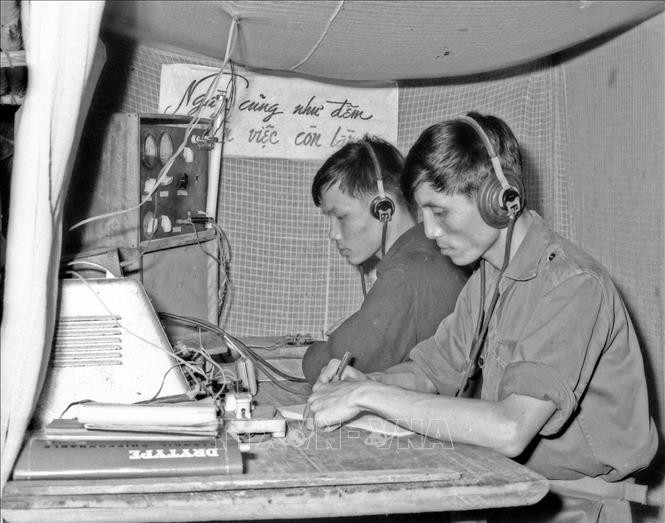 Operadores de telégrafo de la Agencia de Noticias Liberación transmite y recibe noticias. Foto: AIL