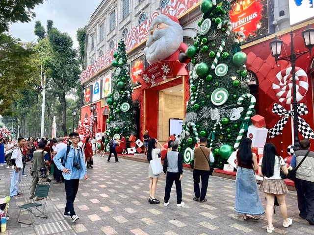 Las calles que conducen al corazón de Ciudad Ho Chi Minh rebosaban de multitudes festivas (Foto: chinphu.vn)