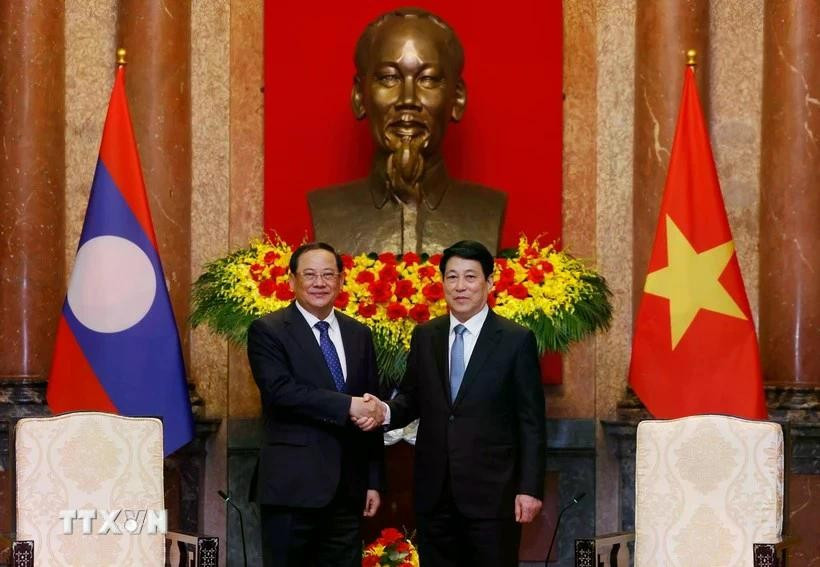 El presidente Luong Cuong (derecha) recibe al primer ministro de Laos, Sonexay Siphandone, en el marco de la Cumbre P4G en Hanoi (Foto: VNA)