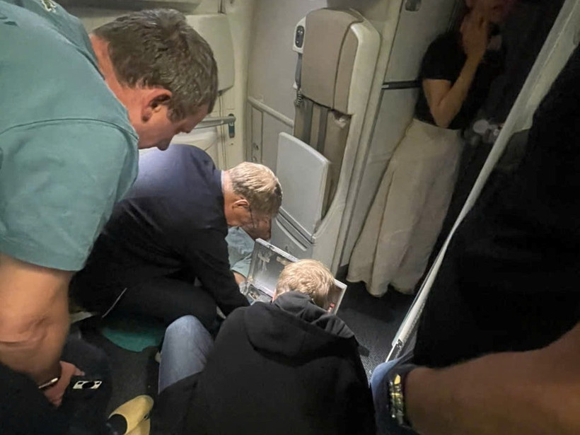 Equipo médico ruso atiende a un pasajero durante un vuelo de Vietnam Airlines. (Foto: Vietnam Airlines)