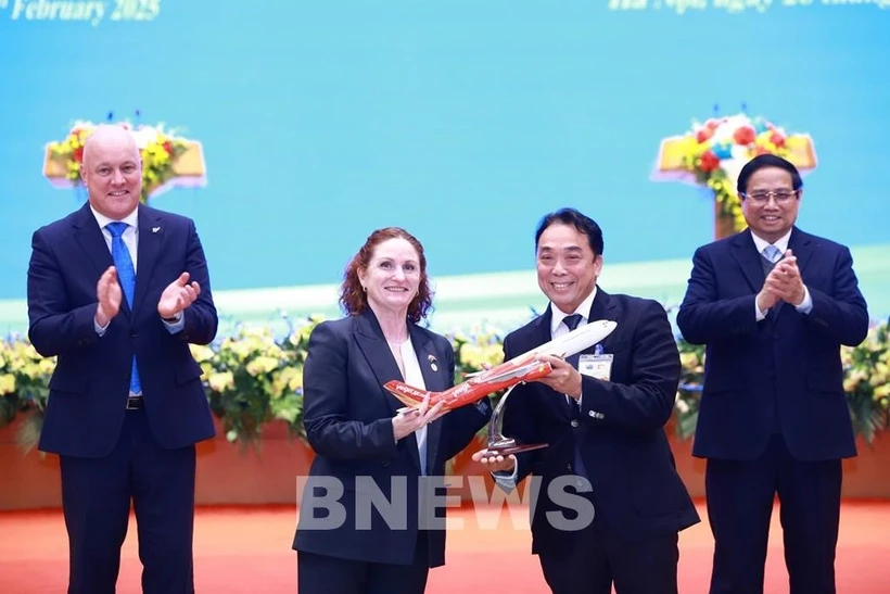 La embajadora de Nueva Zelanda en Vietnam, Caroline Beresford, entrega el certificado de apertura de nuevas rutas a Nueva Zelanda al representante de Vietjet, Nguyen Anh Tuan, vicepresidente de la junta directiva, en presencia de los primeros ministros de Vietnam y Nueva Zelanda. (Foto: VNA)