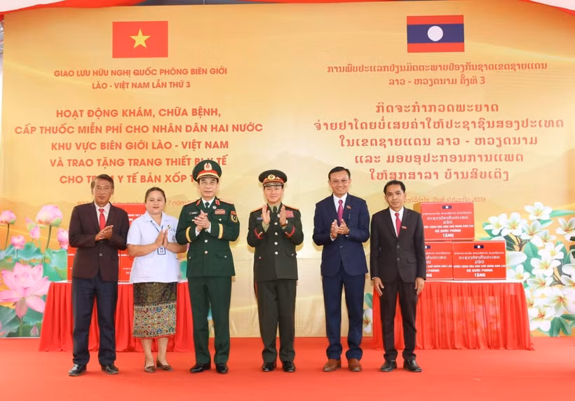 El viceprimer ministro y titular de Defensa vietnamita, general Phan Van Giang y su homólogo laosiano, el general Khamliang Outhakaysone, participan en una actividad en el marco del evento (Fuente: Periódico Tin Tuc va Dan toc)