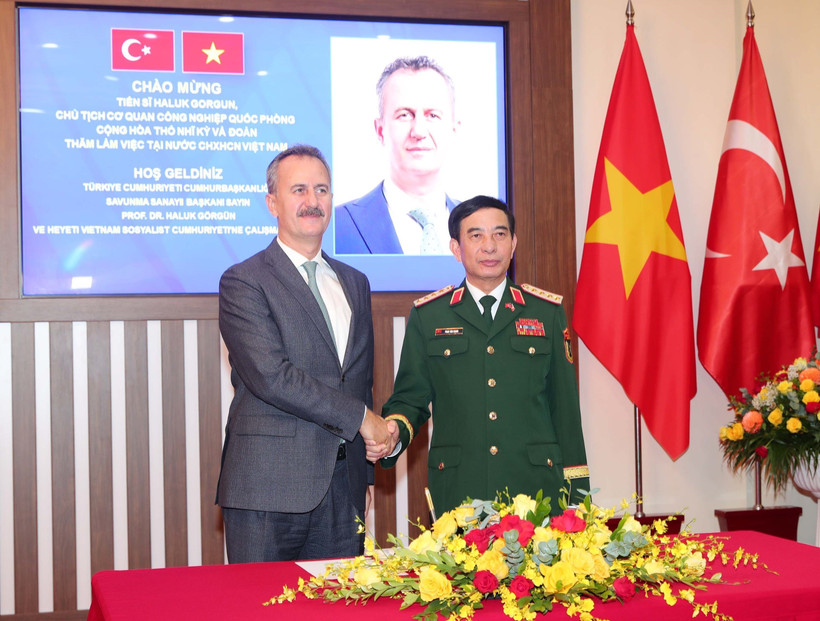 El ministro de Defensa de Vietnam, general Phan Van Giang y Haluk Gorgun, presidente de la Agencia de la Industria de Defensa de Turquía (Fuente: VNA)