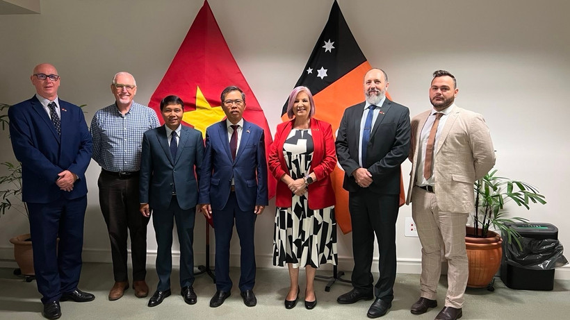 El embajador de Vietnam en Australia, Pham Hung Tam (cuarto, a la izquierda), se reúne ​​con Robyn Cahill, ministra de Comercio, Empresa y Relaciones con Asia del Territorio del Norte de Australia (tercero, a la derecha). Foto: VNA