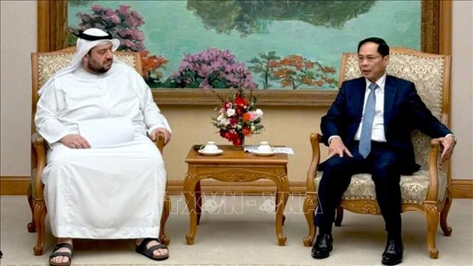 El vicepremier de Vietnam Bui Thanh Son (derecha) y el ministro de Inversiones de los EAU, Mohamed Alsuwaidi (Fuente: VNA)