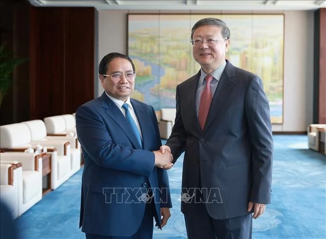 El primer ministro de Vietnam, Pham Minh Chinh (izquierda) y Chen Jining, secretario de su Comité partidista en Shanghái (Fuente: VNA)