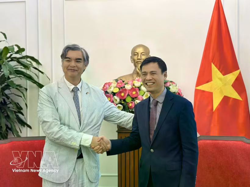 El viceministro Dang Hoang Giang, recibe al embajador de la Unión Europea ante la ASEAN, Sujiro Seam (Fuente: VNA)