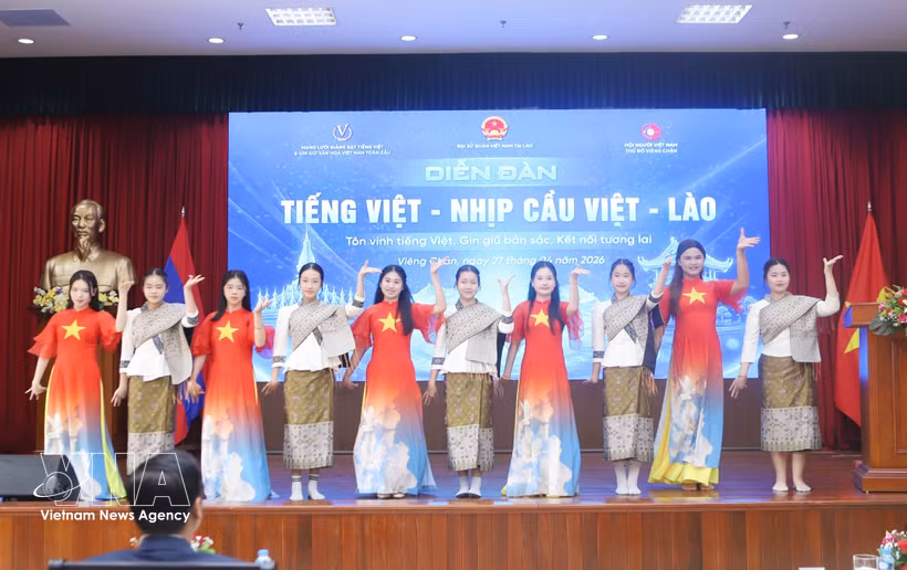 Las actuaciones culturales del evento ponen de manifiesto la especial solidaridad entre Vietnam y Laos. Foto: VNA