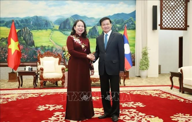 El secretario general del Partido Revolucionario Popular (PRLP) y presidente de Laos, Thongloun Sisoulith (derecha), recibe a la vicepresidenta vietnamita, Vo Thi Anh Xuan (Foto: VNA)