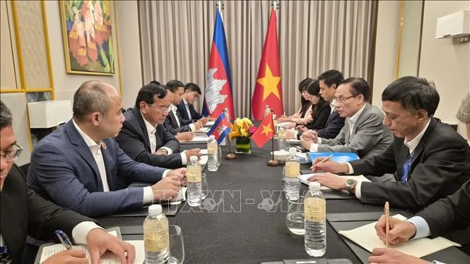 En el encuentro entre el canciller de Vietnam, Le Hoai Trung, y el vicepremier y ministro de Relaciones Exteriores y Cooperación Internacional de Camboya, Prak Sokhonn (Fuente: VNA)