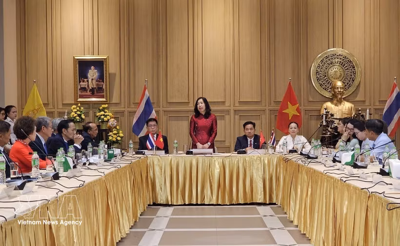 La viceministra de Asuntos Exteriores, Le Thi Thu Hang, visita y colabora con asociaciones vietnamitas en la provincia de Udon Thani, en el noreste de Tailandia. Foto: VNA.