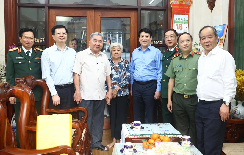 El presidente de Vietnam, Luong Cuon (cuarto desde derecha) , visitó a los veteranos revolucionarios en la ciudad de Long Xuyen, provincia de An Giang (Fuente: VNA)