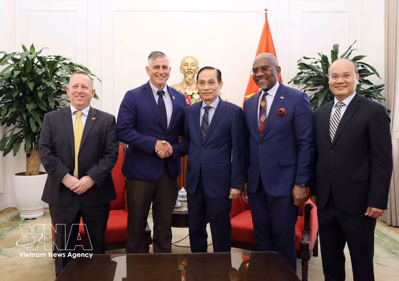 El ministro de Relaciones Exteriores de Vietnam, Le Hoai Trung, y los congresistas estadounidenses (Fuente: VNA)