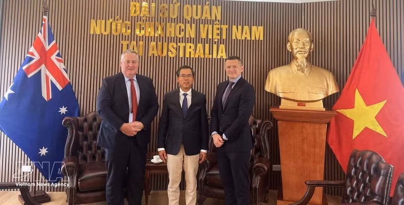 El embajador de Vietnam en Australia, Pham Hung Tam (centro), y los dirigentes del grupo SunRice (Fuente: VNA)