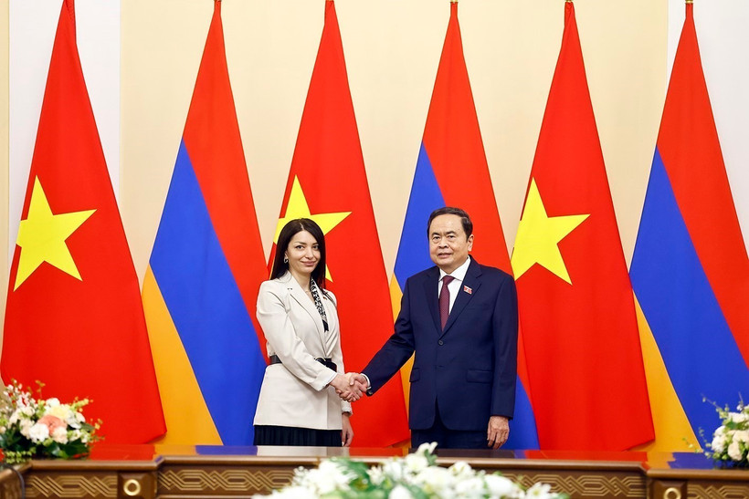 El presidente de la Asamblea Nacional vietnamita, Tran Thanh Man y Hasmik Hakobyan, presidenta del Grupo Parlamentario de Amistad Armenia-Vietnam (Fuente: VNA)