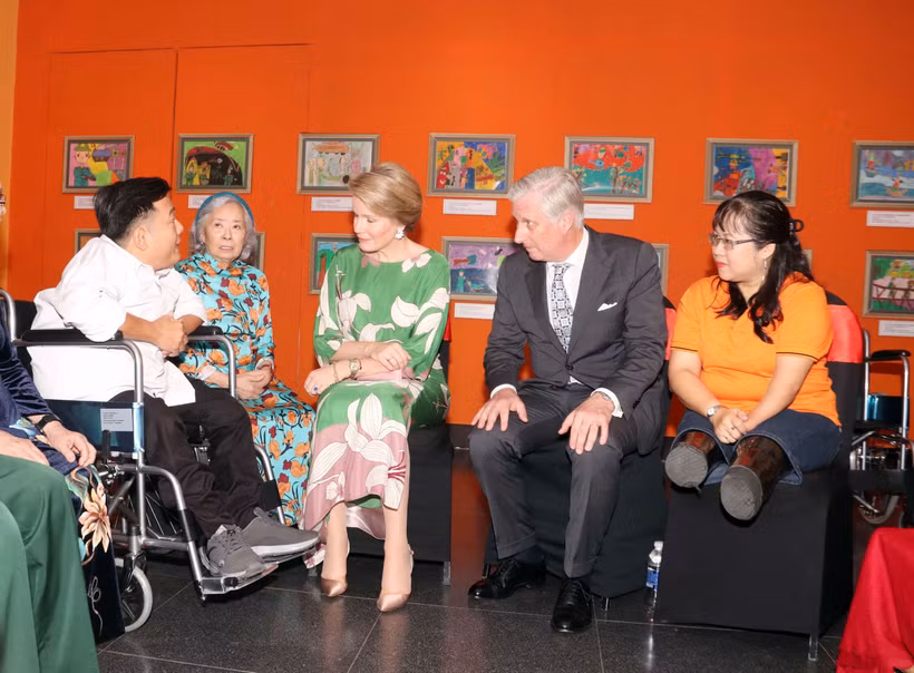El rey Felipe y la reina Matilde de Bélgica se reúnen con víctimas adolescentes del Agente Naranja/dioxina. (Foto: VNA)