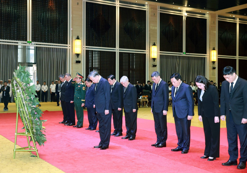 El secretario general del del Partido Comunista de Vietnam (PCV), To Lam, encabezó hoy una delegación de alto rango del país para rendir homenaje póstumo al expresidente de Laos Khamtay Siphandone, en Vientiane (Fuente: VNA)