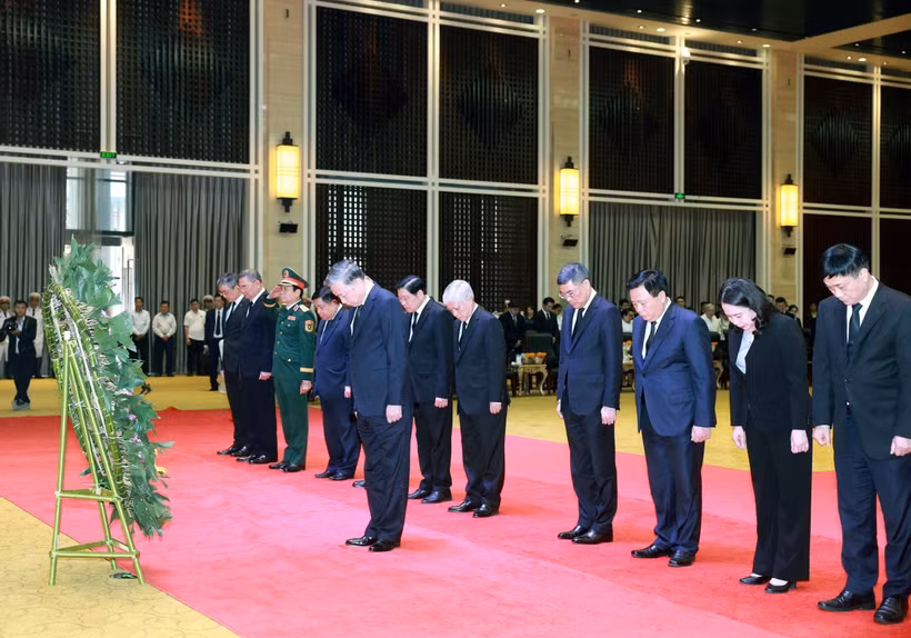 El secretario general del del Partido Comunista de Vietnam (PCV), To Lam, encabezó hoy una delegación de alto rango del país para rendir homenaje póstumo al expresidente de Laos Khamtay Siphandone, en Vientiane (Fuente: VNA)