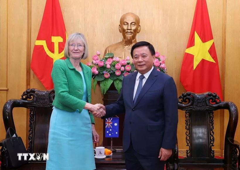 El director de la Academia Nacional de Política Ho Chi Minh y presidente del Consejo Teórico Central, Nguyen Xuan Thang, y la embajadora de Australia en Vietnam, Gillian Bird (Fuente: VNA)