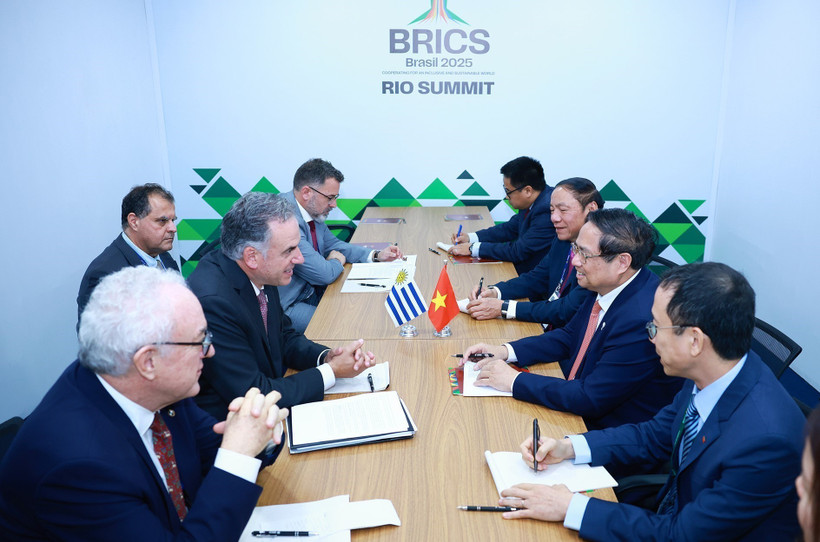El primer ministro Pham Minh Chinh con el presidente uruguayo Yamandú Orsi durante su reunión en la Cumbre Ampliada del BRICS el 7 de julio de 2025. Foto: VNA
