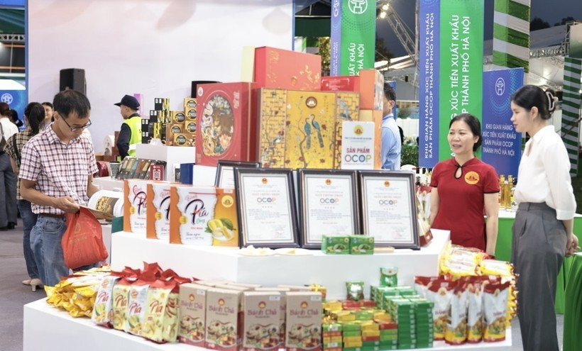 Un stand de OCOP exhibe los productos básicos de Hanoi. (Foto: VNA)