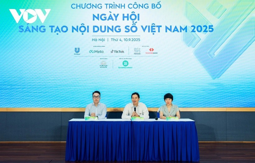 El director de la Autoridad de Radiodifusión e Información Electrónica del Ministerio de Cultura, Deportes y Turismo, Le Quang Tu Do (centro), habla en el lanzamiento de Vietnam iContent 2025, el 10 de septiembre de 2025. (Foto: VOV)